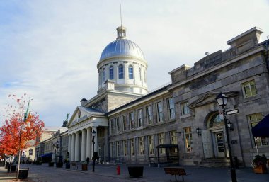 Old Montreal, Kanada - 25 Ekim 2019 - Bonsecours Market 'in sonbahar sezonundaki manzarası