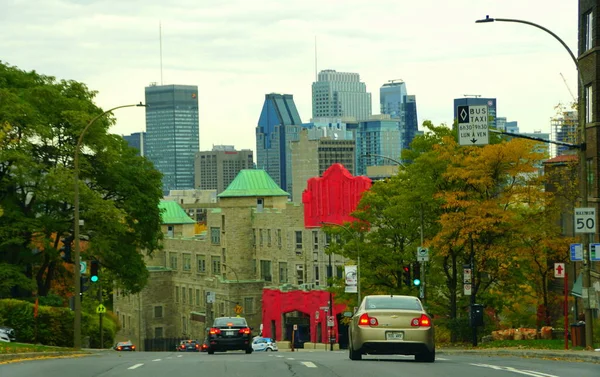 加拿大蒙特利尔 2019年10月27日 俯瞰城市引人注目的落叶的交通景观 — 图库照片