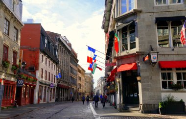 Eski Montreal, Kanada - 27 Ekim 2019 - Şehir manzarası, mağazalar, restoranlar ve binalar
