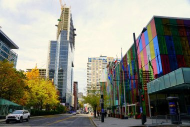 Montreal, Kanada - 27 Ekim 2019 - Renkli Palais des Congres binasının yakınındaki cadde manzarası
