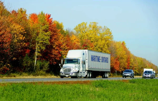 Ontario Kanada Oktober 2019 Vit Lastbil Och Trafik Väg 401 — Stockfoto