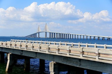 St. Petersburg, Florida, ABD - 27 Eylül 2019 Güneşli bir günde Bob Graham Gökyüzü Köprüsü manzarası