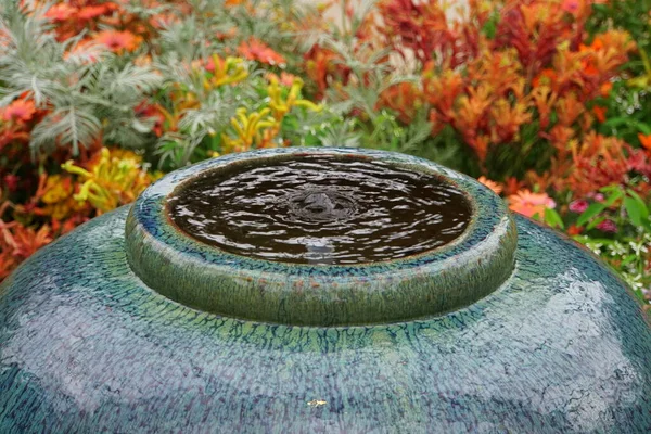 Fonte Água Cerâmica Verde Bonita Cercada Por Flores Coloridas — Fotografia de Stock