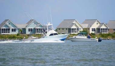 Bethany Sahili, Delaware, ABD - 2 Eylül 2019 - Hint Nehri Koyu 'nda sıcak yaz günü balıkçı tekneleri