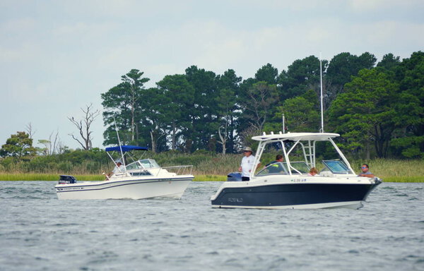 Bethany Beach, Делавэр, США - September 2, 2019 - Fishing boats on the Indian River Inlet in the hot summer day
