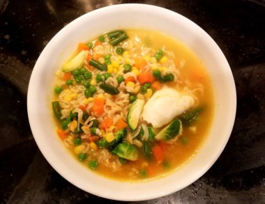 Yumurtalı baharatlı şehriye, karışık sebze ve Brüksel lahanası.