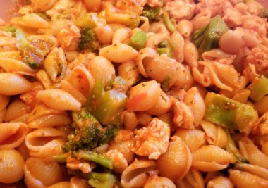 Kırmızı soslu makarna kabuğu brokoli ve karides.