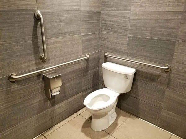 Czysta Toaleta Balustradami Dla Niepełnosprawnych Szarymi Płytkami Ścianie — Zdjęcie stockowe