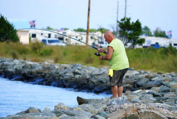 Bethany Beach Delaware Eua Setembro 2019 Homem Pescando Nas Rochas — Fotografia de Stock