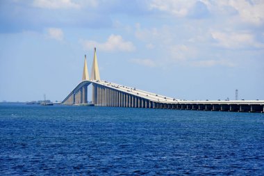 St. Petersburg, Florida, ABD yakınlarındaki güneşli bir günde Bob Graham Sunshine Skyway Köprüsü manzarası