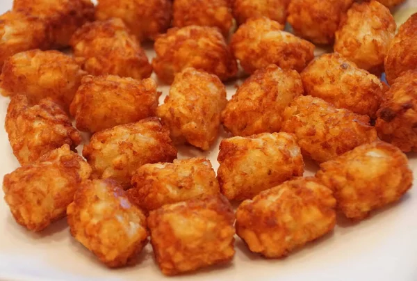 Fechar Frito Crocante Tator Tots Uma Placa Branca — Fotografia de Stock