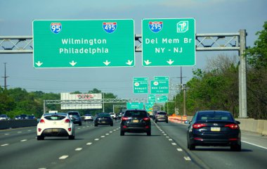 Newark, Delaware, ABD - 23 Mayıs 2020 - 95 numaralı otoyoldaki trafiğin manzarası