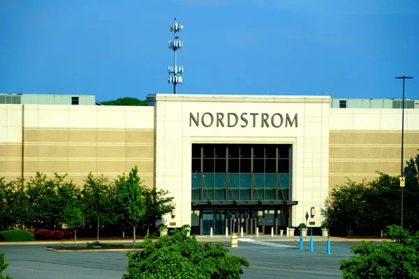 Newark, Delaware, ABD - 23 Mayıs 2020 - Christiana Mall 'un Nordstrom mağazasının manzarası