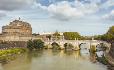Sant 'Angelo Kalesi ve İtalya' da heykeller ile Sant 'Angelo Köprüsü.