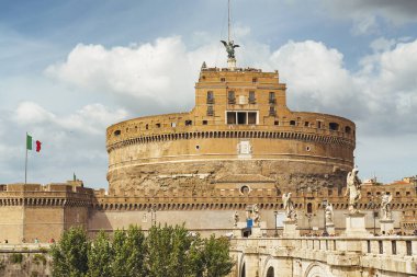 Sant 'Angelo Kalesi ve İtalya' da heykeller ile Sant 'Angelo Köprüsü.