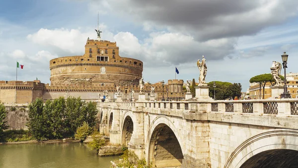 Slott Sant 'Angelo (den heliga ängelns slott) och Ponte eller bro Sant' Angelo med statyer i Rom, Italien. — Stockfoto