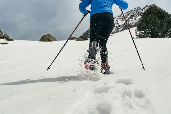 높은 산에서 눈 라켓을 든 젊은 여자 — 스톡 사진