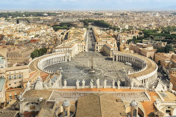 Uitzicht op het Sint-Pietersplein in Vaticaan, Rome, vanaf de basiliek koepel — Stockfoto