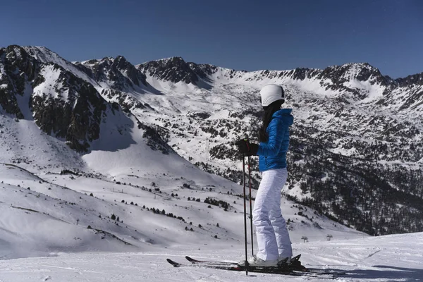 安道尔Grandvalira度假胜地的女滑雪者欣赏高山风景 — 图库照片