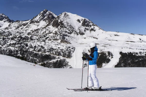 Žena lyžař těší klidné a klidné zimní panorama v Grandvalira, Andorra — Stock fotografie