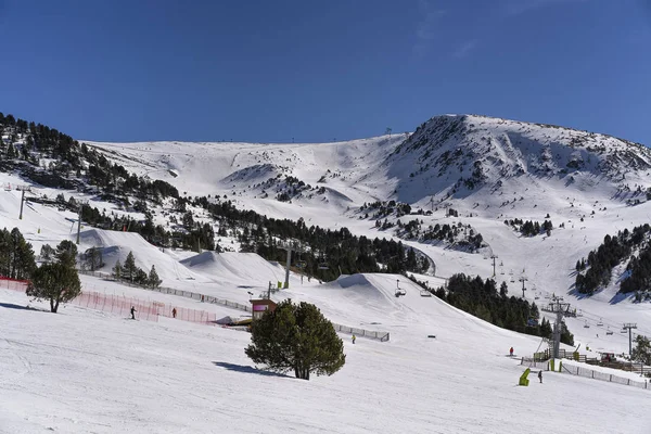 Snowboard jump park dans le secteur El tarter de Grandvalira, Andorre — Photo