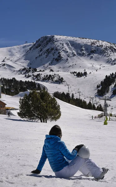 Mujer snowboarder mirando el snowboard jump park en el sector El tarter de Grandvalira, Andorra —  Fotos de Stock