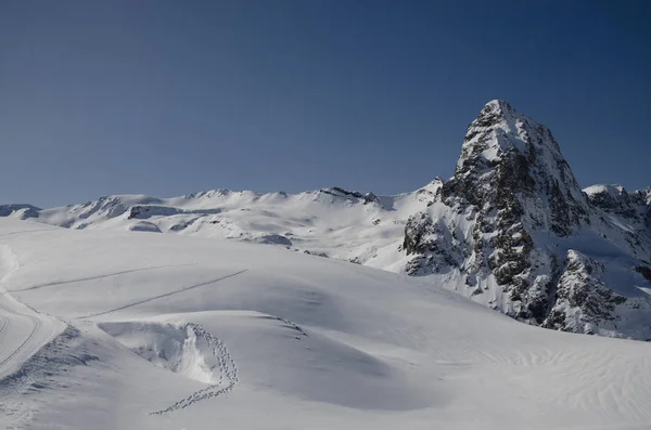 Dech beroucí zimní krajina přírody, úžasný výhled na zasněžené hory. Mrznoucí den na lyžařském středisku. — Stock fotografie