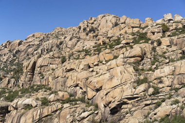 La Pedriza 'daki granit kayaların panoramik manzarası, Manzanares El Real' deki Guadarrama Ulusal Parkı, İspanya.
