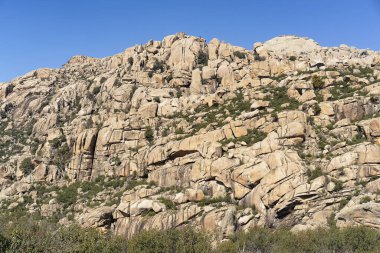 La Pedriza 'daki granit kayaların panoramik manzarası, Manzanares El Real' deki Guadarrama Ulusal Parkı, İspanya.