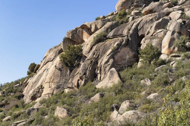 La Pedriza 'daki granit kayaların panoramik manzarası, Manzanares El Real' deki Guadarrama Ulusal Parkı, İspanya.