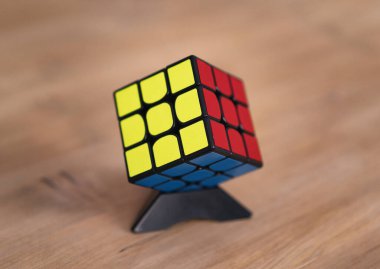Rubik 3x3 'ü çözdük.