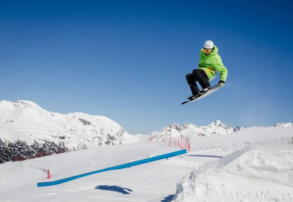 Saltando Snowboarder Con Cielo Azul Soleado Zermatt Los Alpes Suizos — Foto de Stock