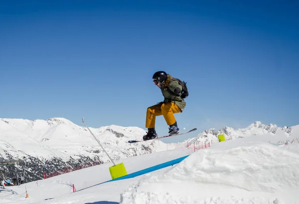 瑞士阿尔卑斯山脉 在泽尔马特带着蓝色和阳光灿烂的天空跳跃着的滑雪板 — 图库照片