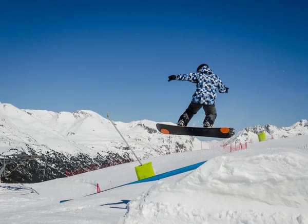 Saltando Snowboarder Con Cielo Azul Soleado Zermatt Los Alpes Suizos — Foto de Stock