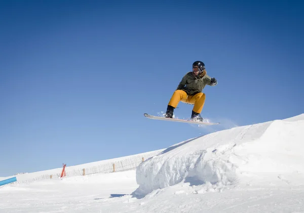 Skoki Snowboardzista Niebieskim Słonecznym Niebem Zermatt Alpy Szwajcarskie — Zdjęcie stockowe