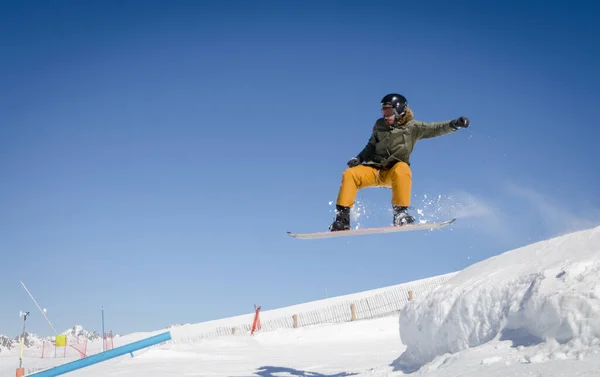 Jumping Snowboarder Mit Blauem Und Sonnigem Himmel Zermatt Den Schweizer — Stockfoto