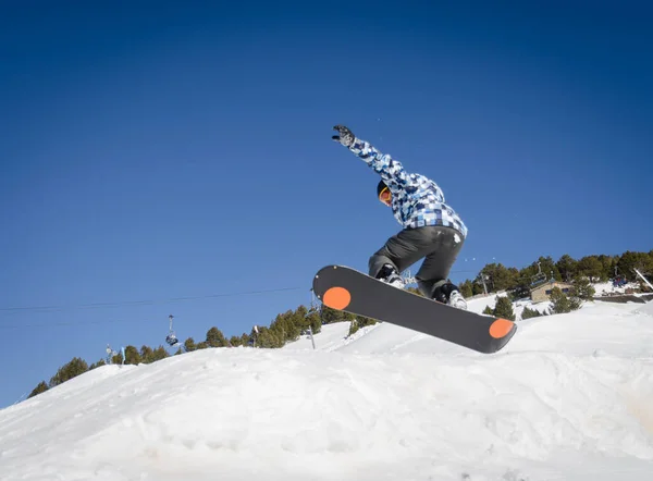 Melompat Snowboarder Dengan Langit Biru Dan Cerah Zermatt Alpen Swiss — Stok Foto