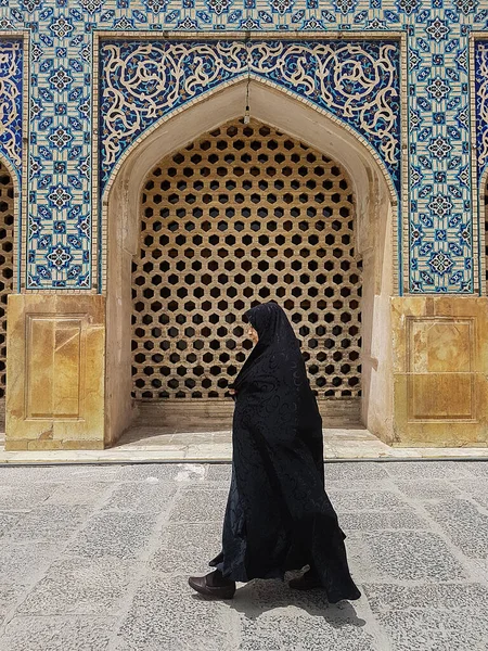 Mujer Vestida Hiqab Negro Una Puerta Una Mezquita Musulmana Irán — Foto de Stock