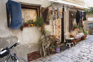 Slovenya 'nın dar sokaklarında tipik bir ev cephesi