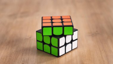 Rubik Küp Yapboz Zeka Oyuncak Oyunu çözüldü, üç taraflı