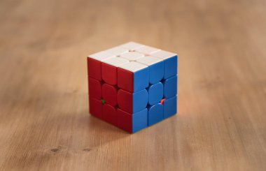 Rubik Küp Yapboz Zeka Oyuncak Oyunu çözüldü, üç taraflı