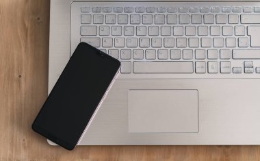 Modern ve tasarım dizüstü bilgisayar veya dizüstü bilgisayar ve siyah akıllı telefon.