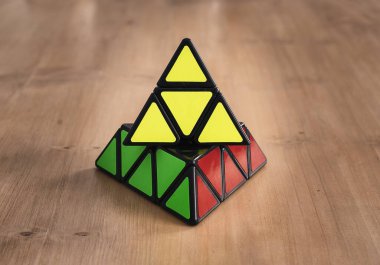 Rubik piramit küpü ahşap bir tabloda çözüldü