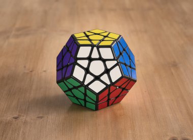 Rubik on iki kenar küp tahta bir masada çözüldü.