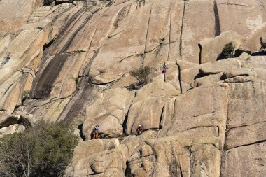 La Pedriza 'daki granit kayalıklarda tırmanışçılar Manzanares El Real, Madrid, İspanya' daki Guadarrama Ulusal Parkı 'nda.