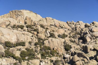 La Pedriza 'daki granit kayaların panoramik manzarası, Manzanares El Real' deki Guadarrama Ulusal Parkı, İspanya.