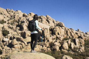 La Pedriza 'da genç bir kadın yürüyüşçü, İspanya, Madrid, Manzanares El Real' deki Guadarrama Ulusal Parkı..