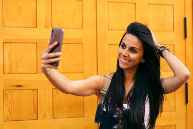 Havalı Kadın Selfie Çekiyor Genç Kız Otoportreyi Sarı Sırtlı Yap