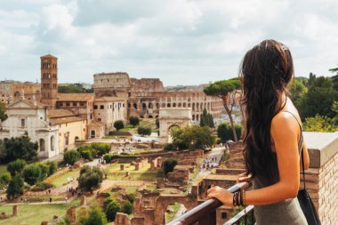 Palatino Dağı 'ndan Roma forumu arayan genç bir kadın