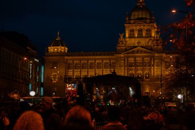 Çekler demokrasi için yapılan özgürlük yürüyüşünü Kadife Devrim yıldönümünde kutladılar